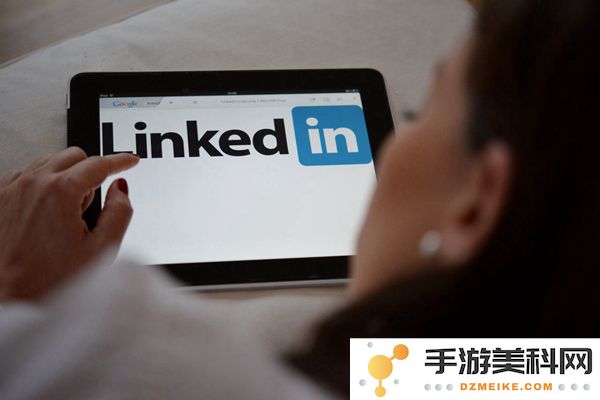 LinkedIn 首席运营官揭秘在职场中灵活运用人工智能的有效策略